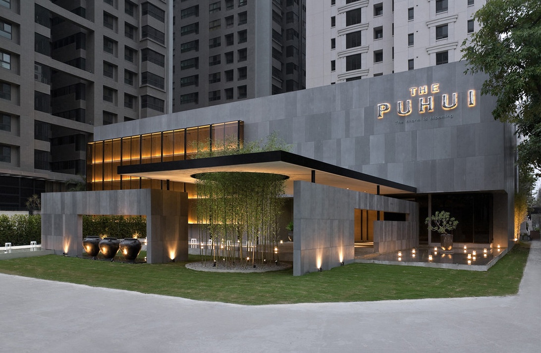 Moderne Hotelarchitektur, die oft auch bei Mikrohotel-Konzepten Wert auf einladende Eingangsbereiche und klare Linien legt, selbst wenn der Fokus im Inneren auf maximaler Raumeffizienz liegt, wie es bei vielen Mikrohotels der Fall ist.